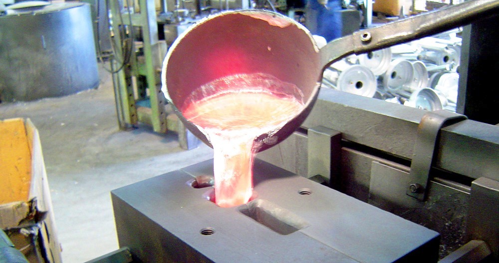 Kokillenguss - Aluminium wird in eine Form gegossen